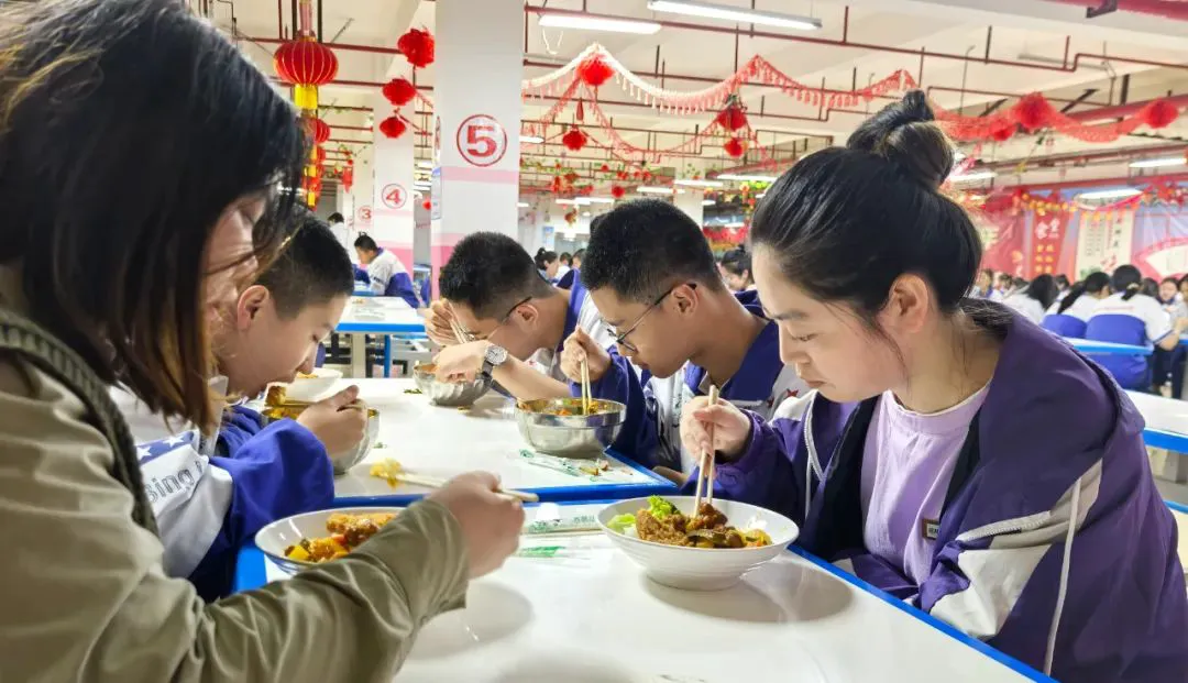 老年人如何安全地进行篮球接球训练?_0
